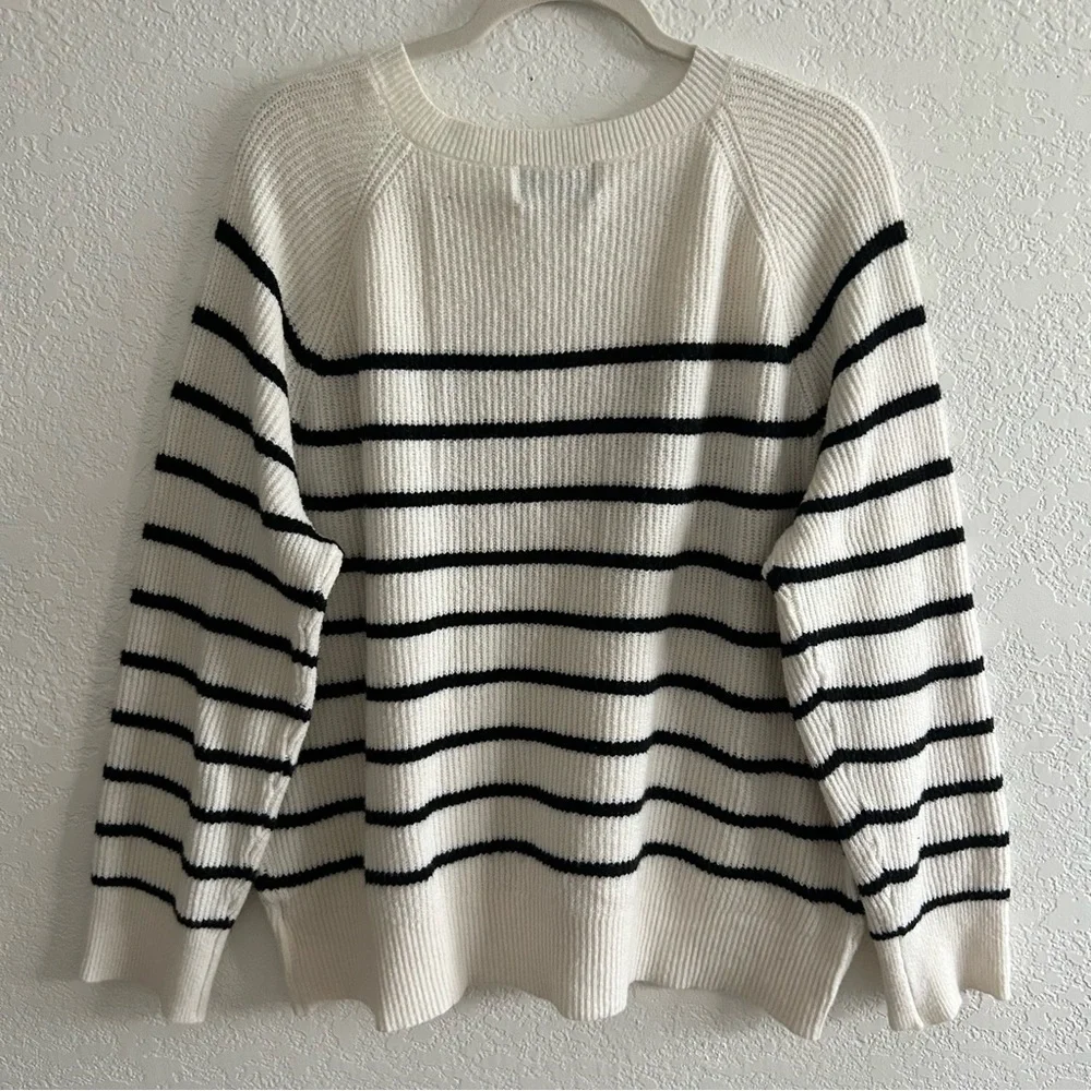 Old Navy SoSoft V-neck Cocoon Old Money Aesthetic Black and White Knit Sweater - Picture 7 of 10